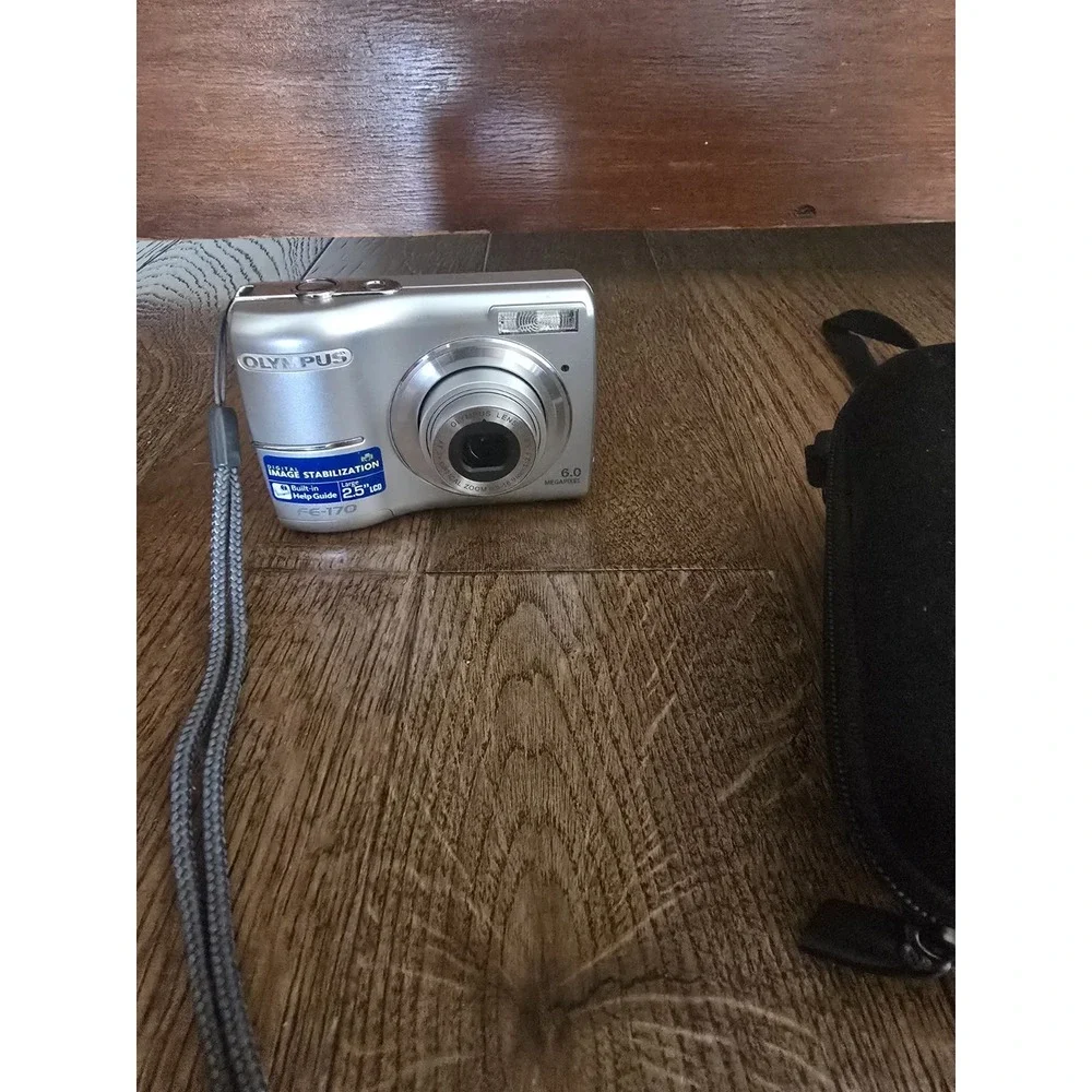 Olympus FE-170 6.0 Megapixel Digital Camera with‎ Case